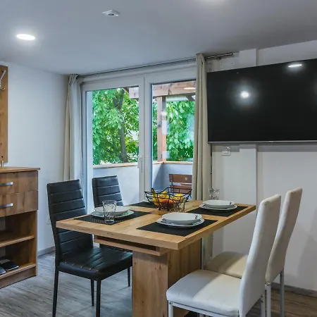 Blue Door Apartman Lesce